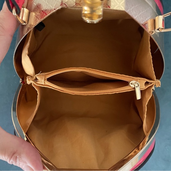 Hot pink handbag with gem clasp. - Picture 5 of 7